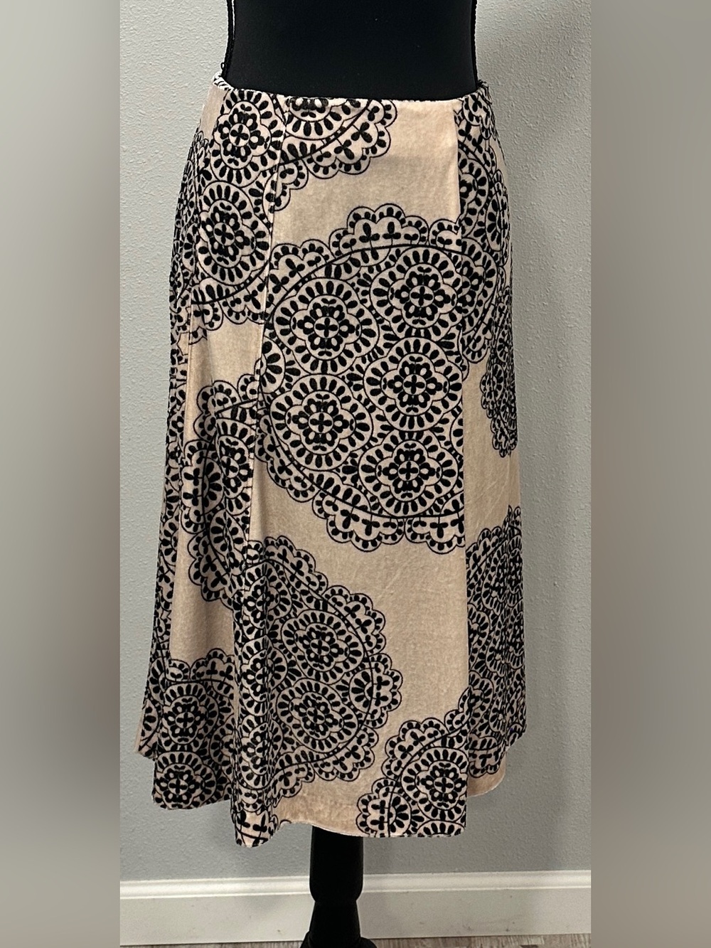 Nine & Co - Size 10 - Beige and Black Patterned Velveteen A-Line Skirt